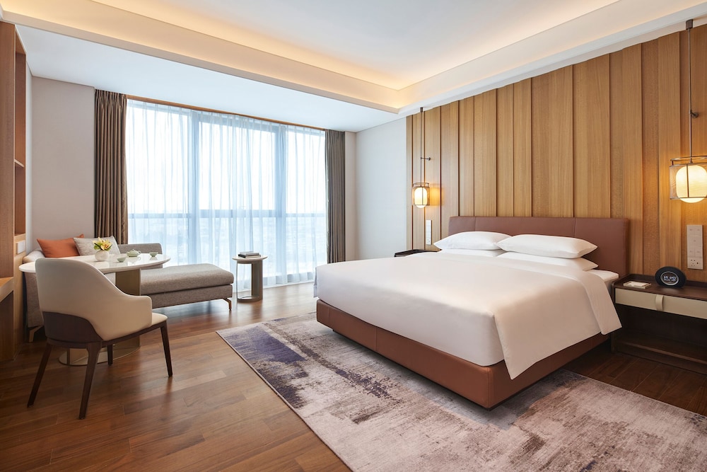 Club, King Bed, City View