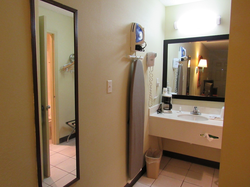 Economy Inn by OYO Ashburn I-75 48/54