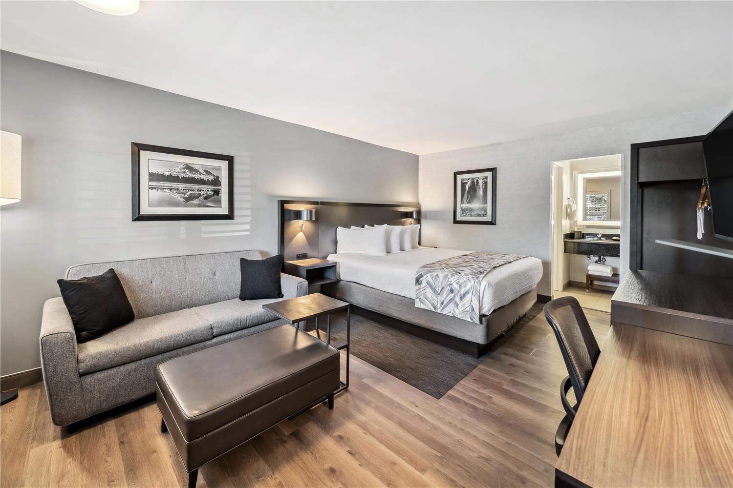 غرفة بسرير كينج مع أريكة يُسمح فيها بالحيوانات الأليفة، Best Western Plus Hilltop Inn 2/3