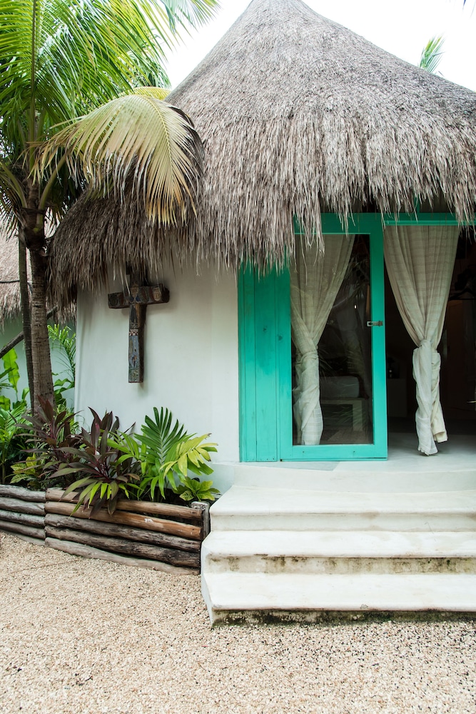 Cormoran Hotel Boutique & Cenote 38/48
