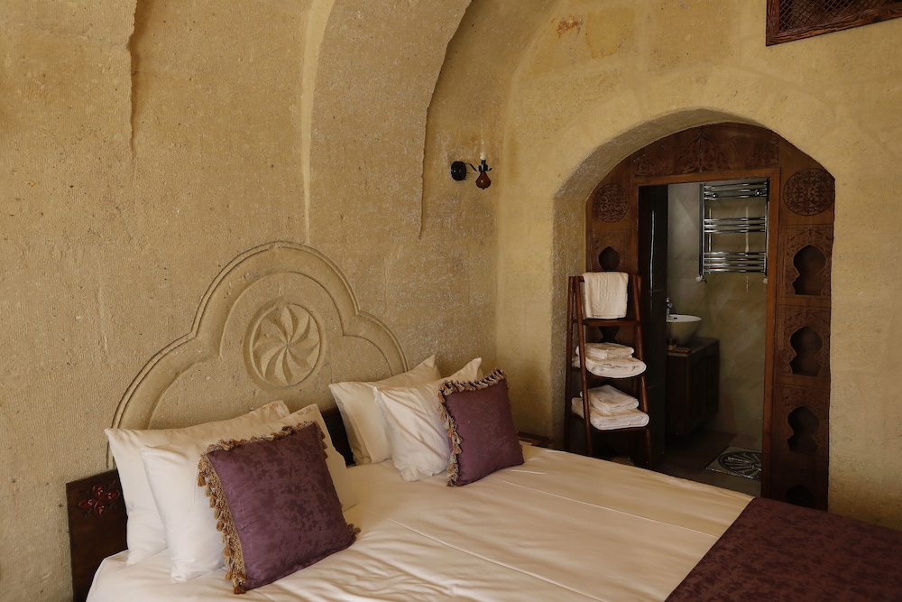 Ada Cave Suites 23/50