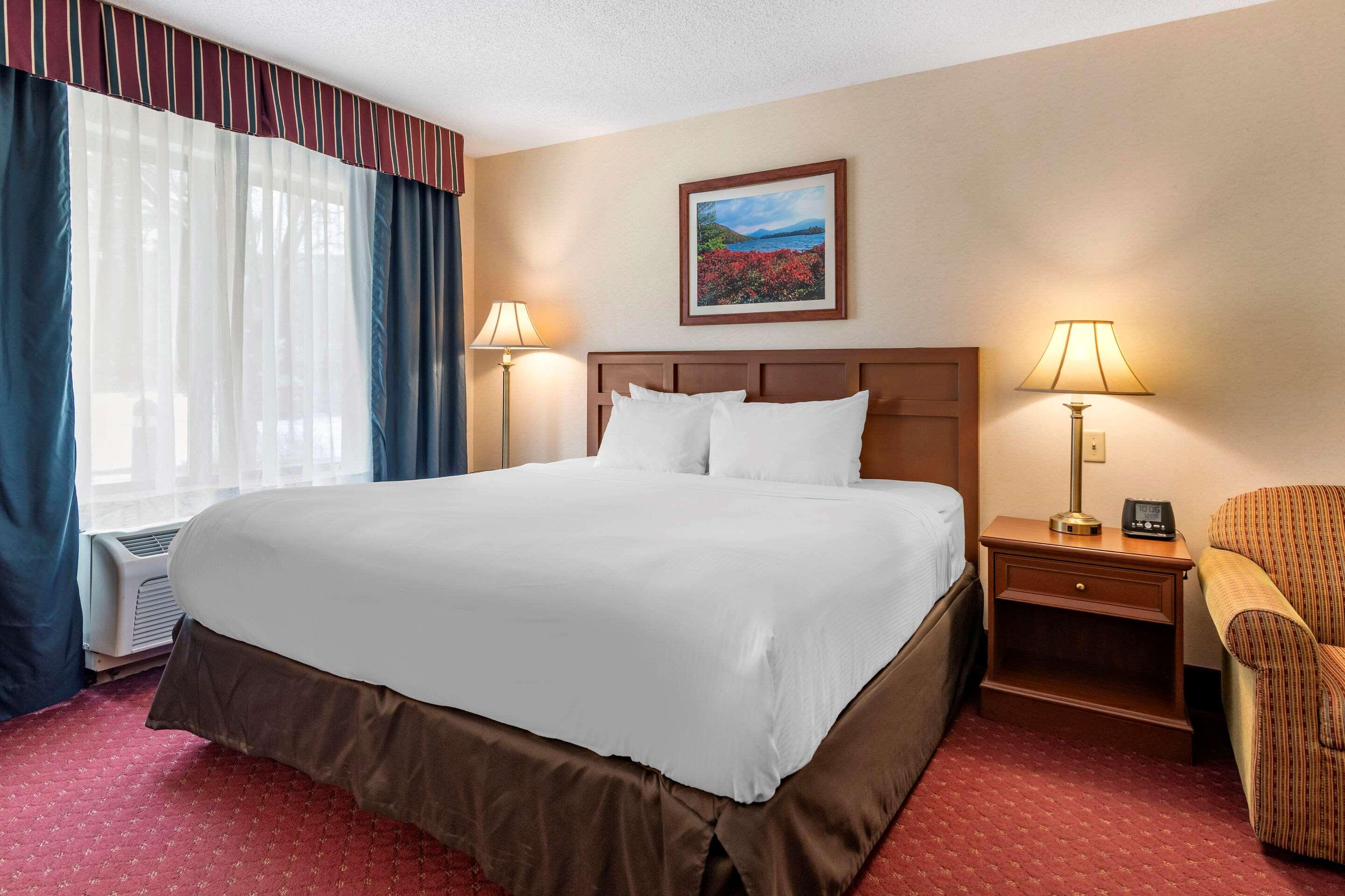 SUITE, KING BED, ACCESSIBLE
