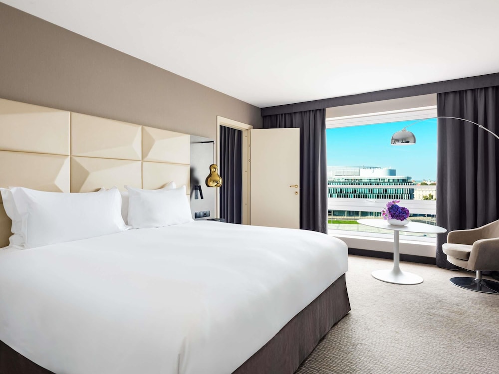 Suite, King Bed, Square View