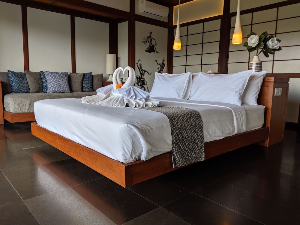 DELUXE, DOUBLE OR TWIN BED, BALCONY