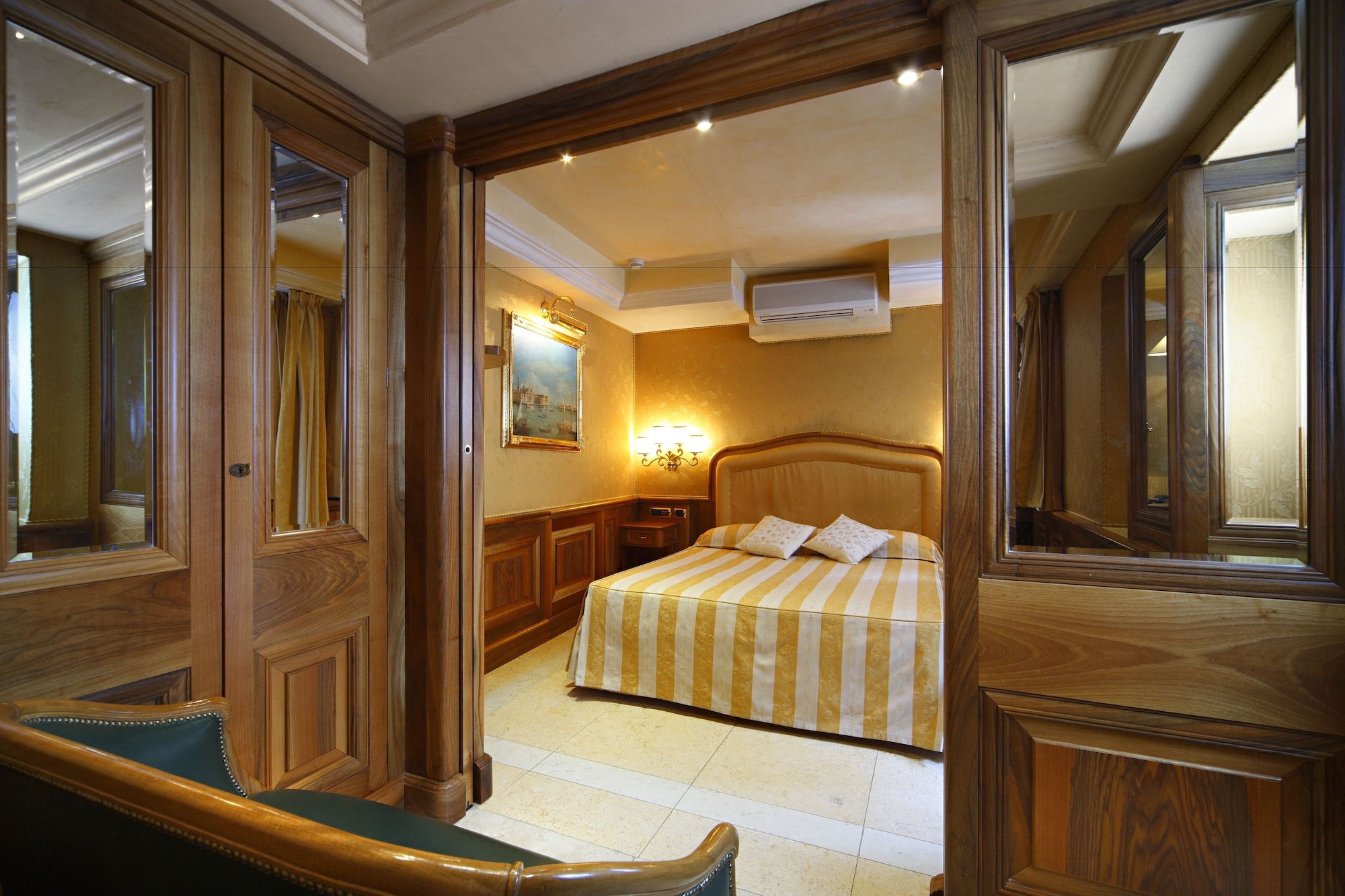 CLASSIC, DOUBLE OR TWIN BED, CANAL VIEW