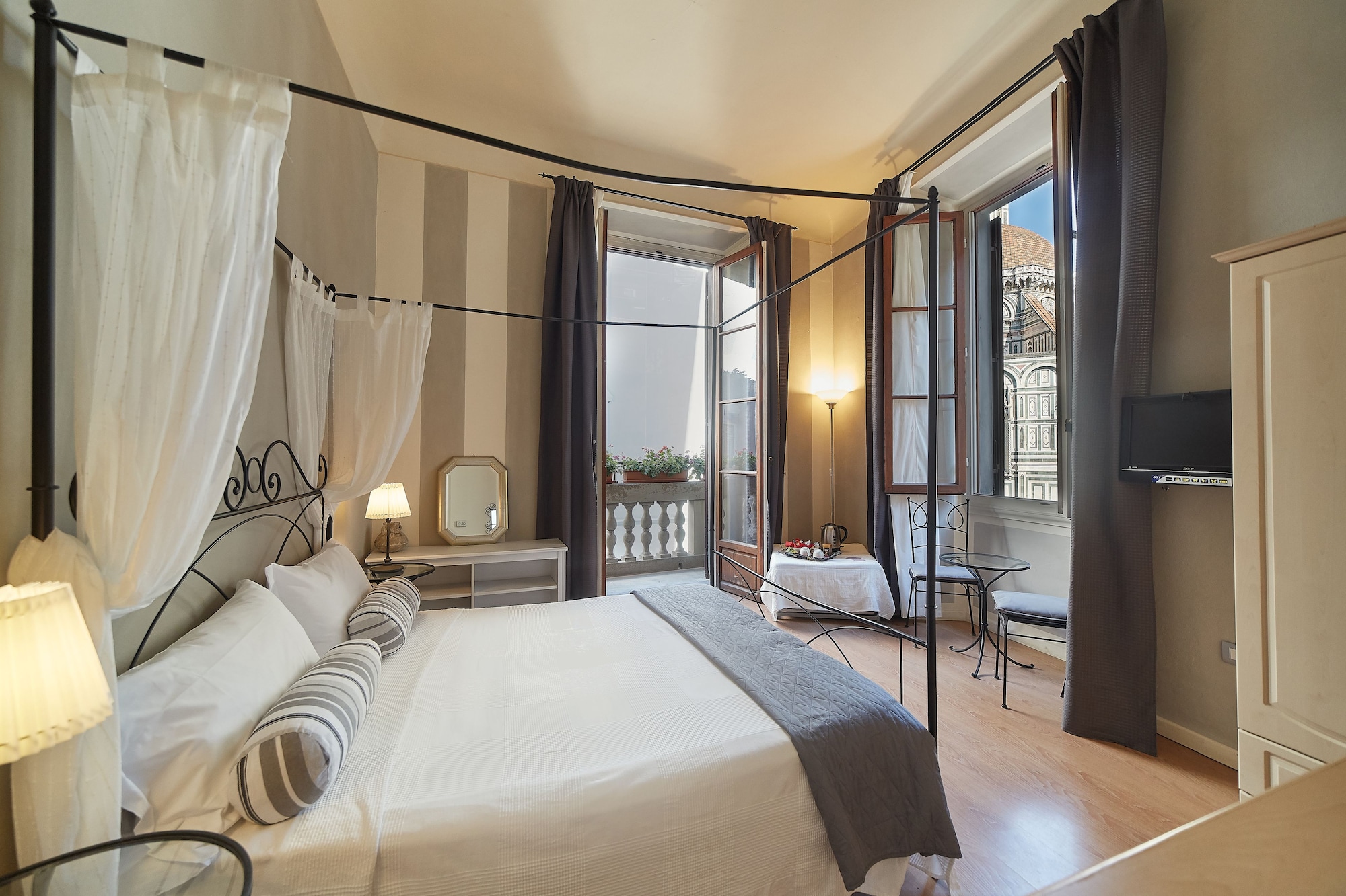 DELUXE, QUEEN BED, DUOMO VIEW