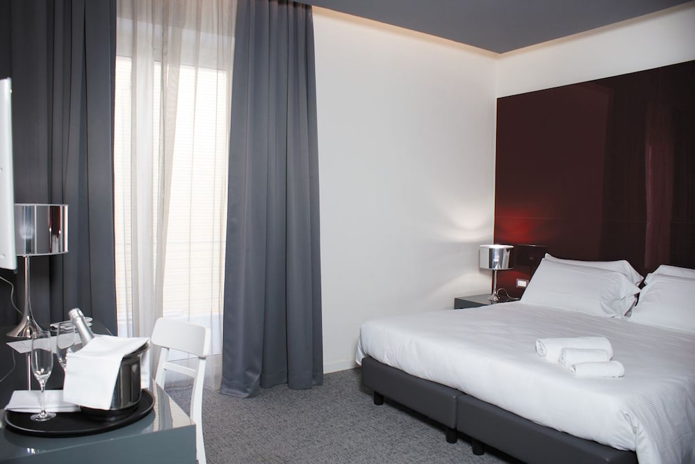ROOM, DOUBLE OR TWIN BED