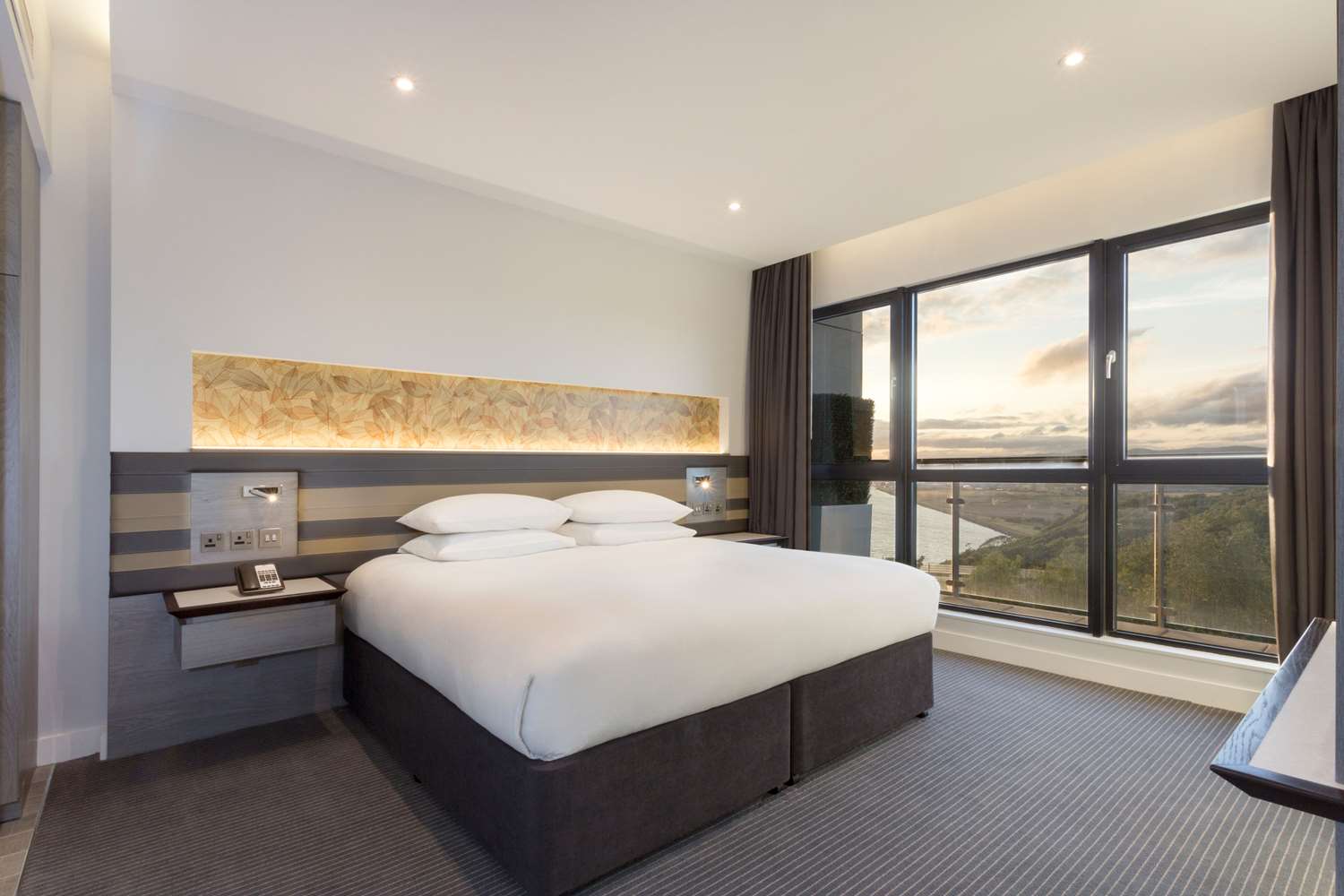 غرفة بسرير كينج بإطلالة، Doubletree By Hilton Edinburgh Queensferry Crossing 3/7