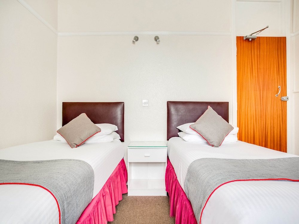 Oyo Godolphin Arms Hotel 29/67
