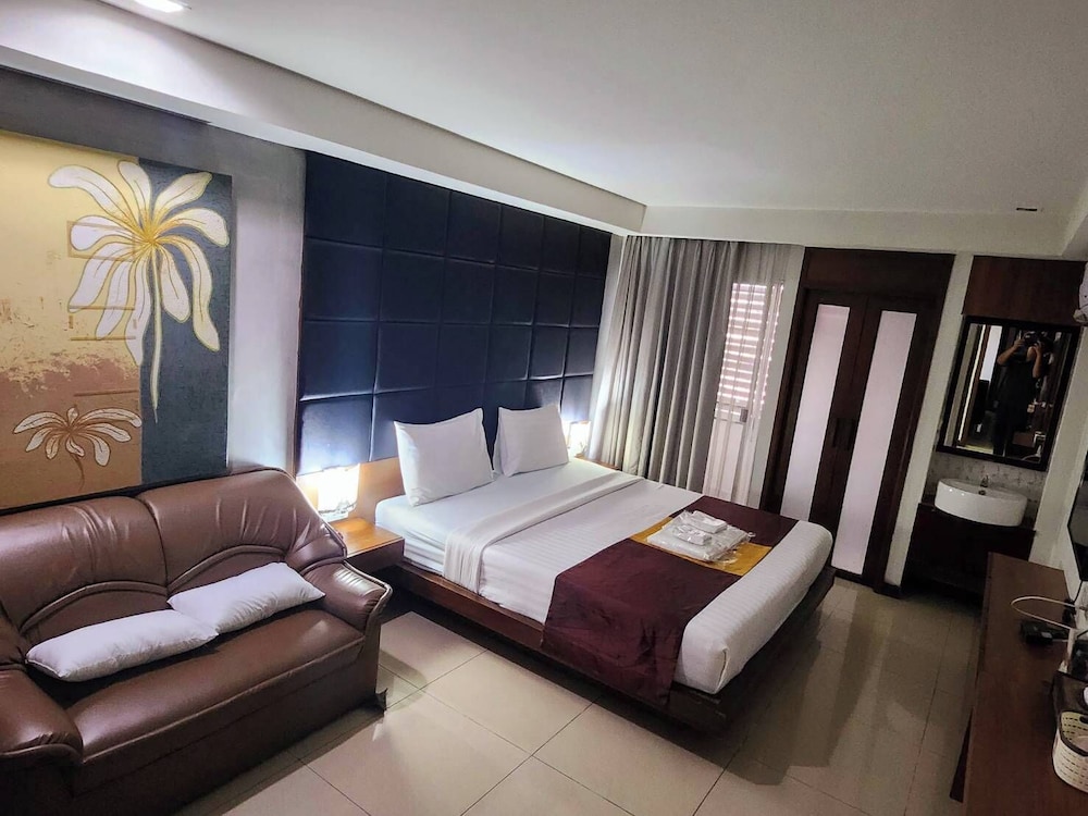 Collection O The Bangkok Cha Cha Suite 32/56