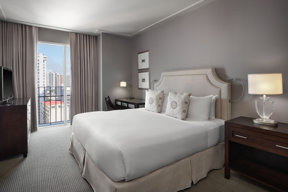 TOWER, SUPERIOR, SUITE, KING BED, KITCHEN
