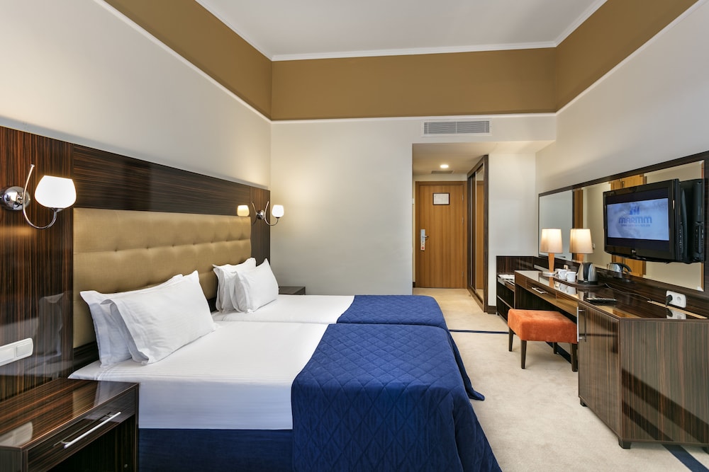 Pine Beach Hotel 24/73