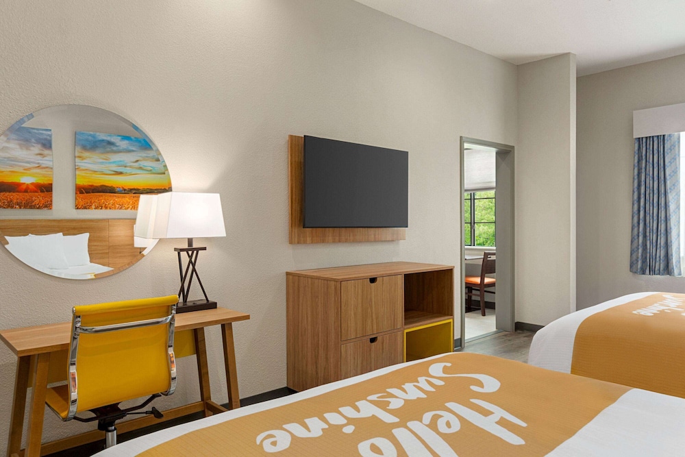 Days Inn & Suites by Wyndham Greater Tomball 13/61