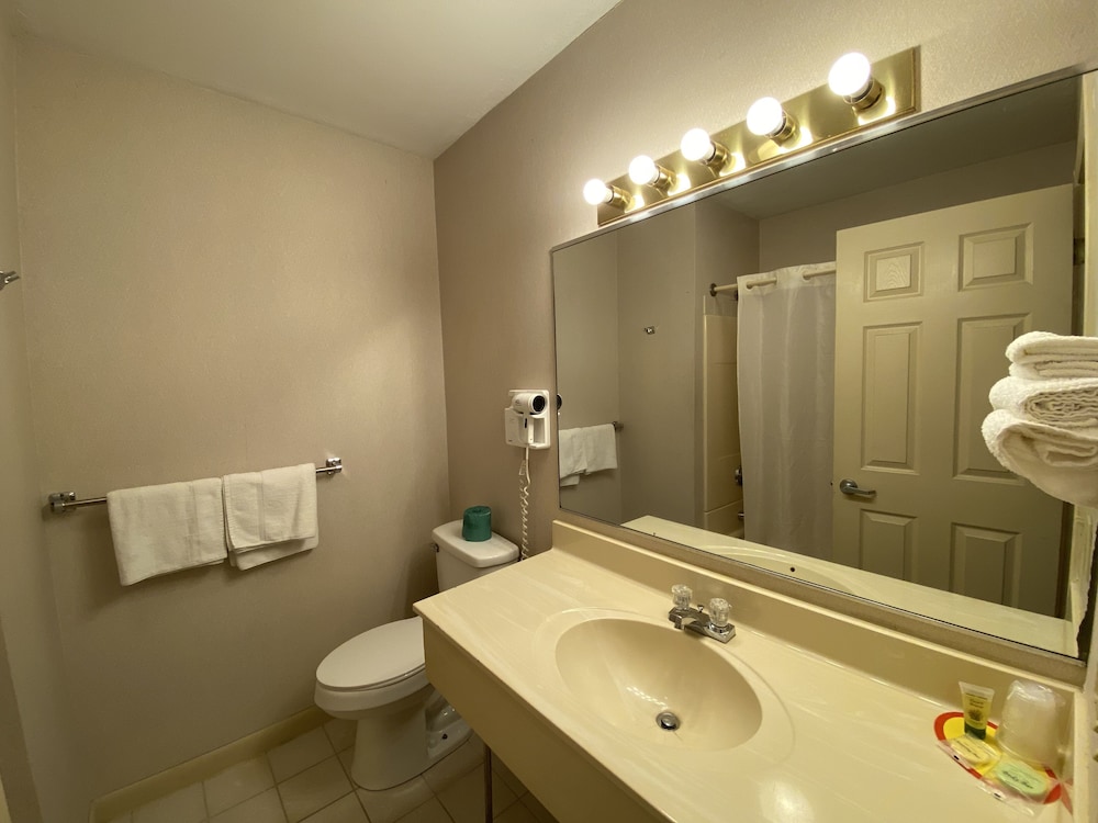 Economy Lodge 682 Main St Sturbridge 35/39