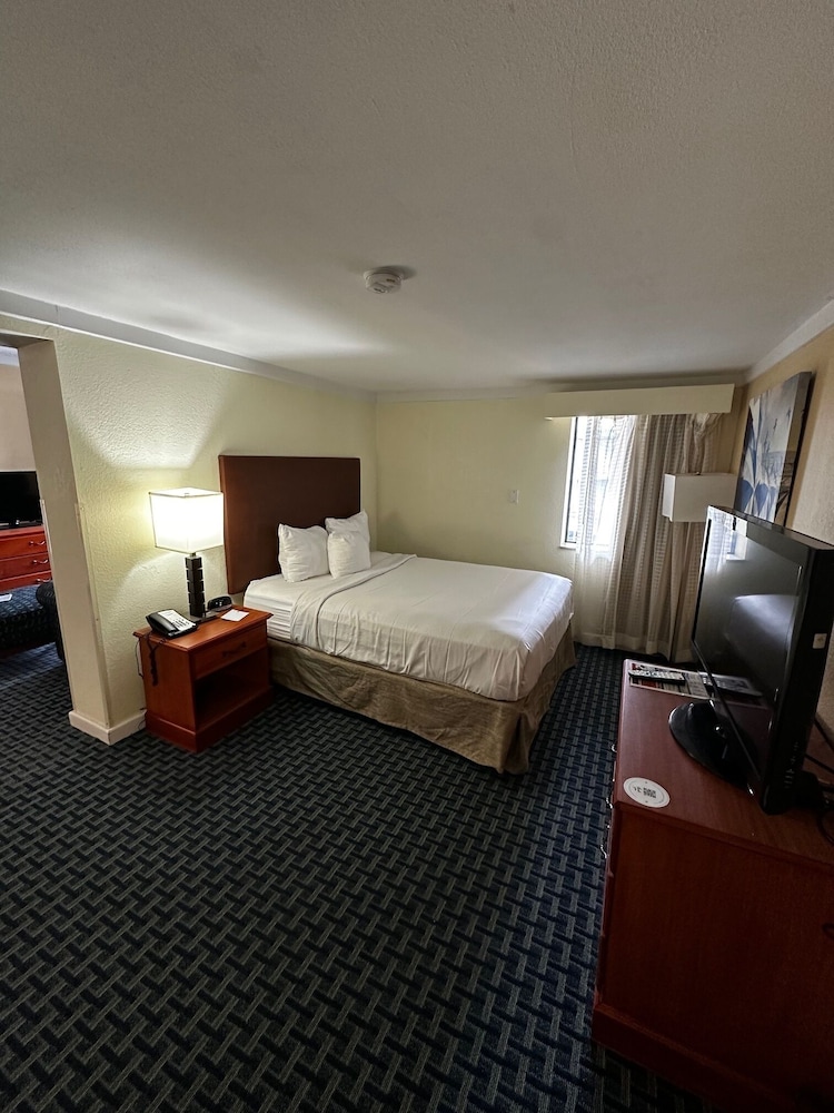 Ramada By Wyndham Virginia Beach 9/37