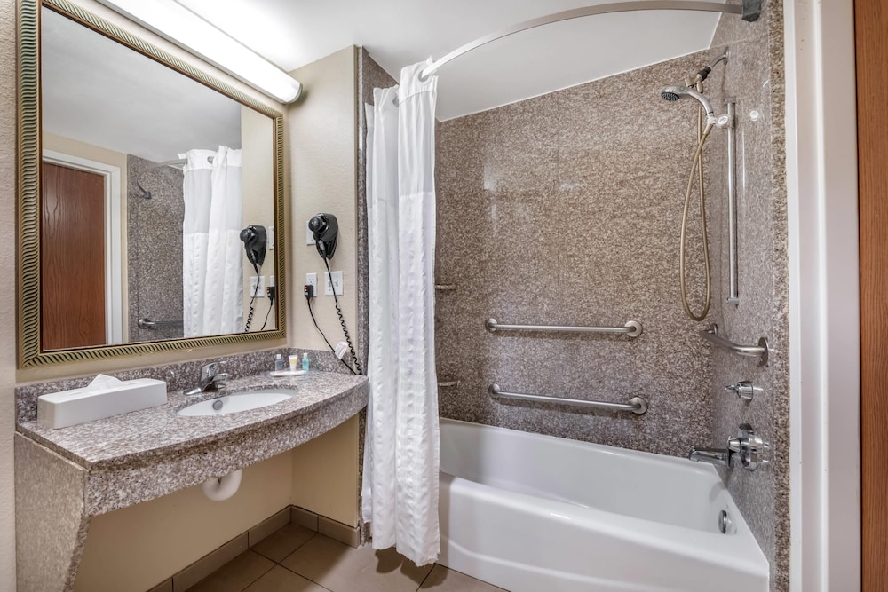 جناح بسريرين كوين بغرفة نوم واحدة مع أريكة لذوي الإعاقة، Comfort Suites Ocala - North 5/10