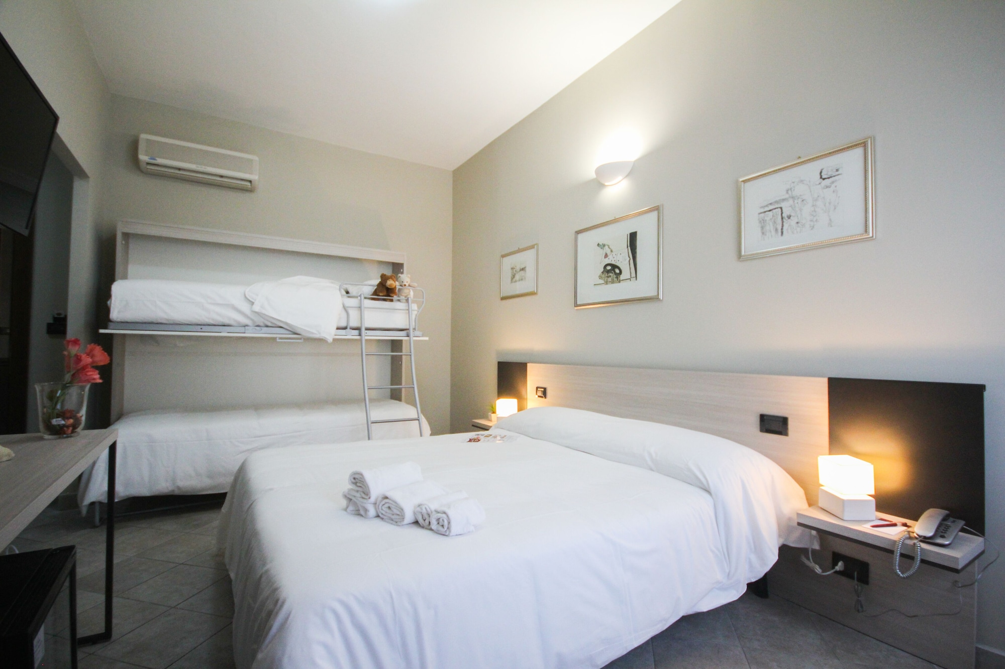 ROOM, QUADRUPLE