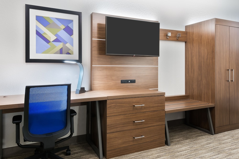 Holiday Inn Express And Suites Columbus Airport East 37/46