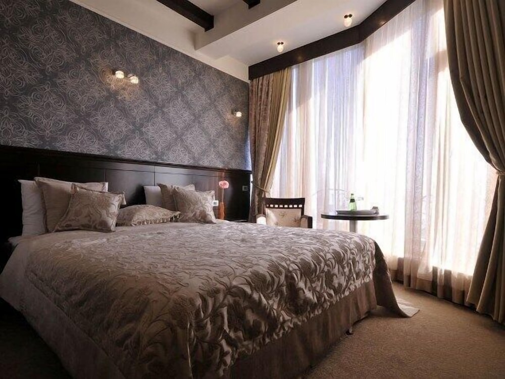 STANDARD, DOUBLE OR TWIN BED