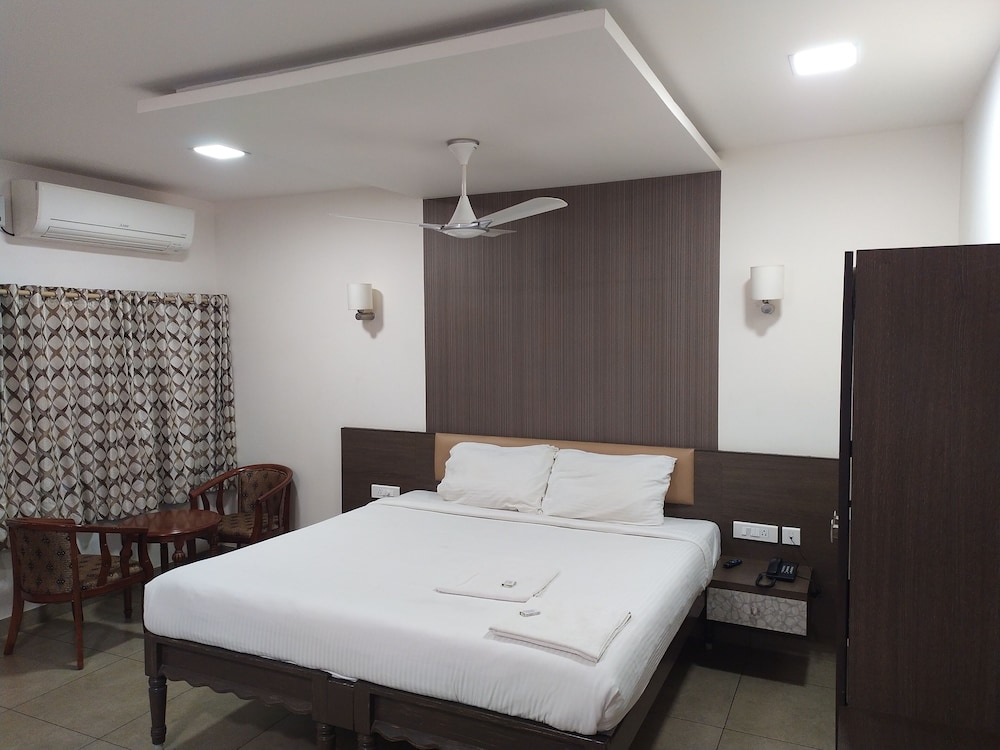 HOTEL SOWNTHARIYAM 9/30