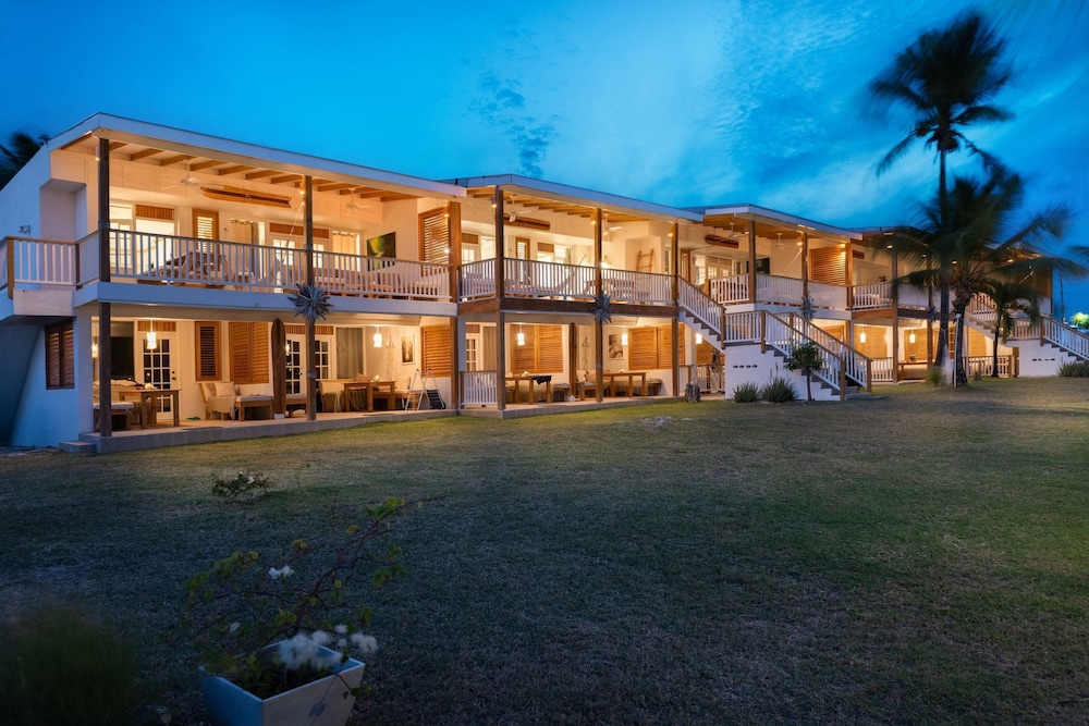 MoonRaker Beach Hotel 4/50