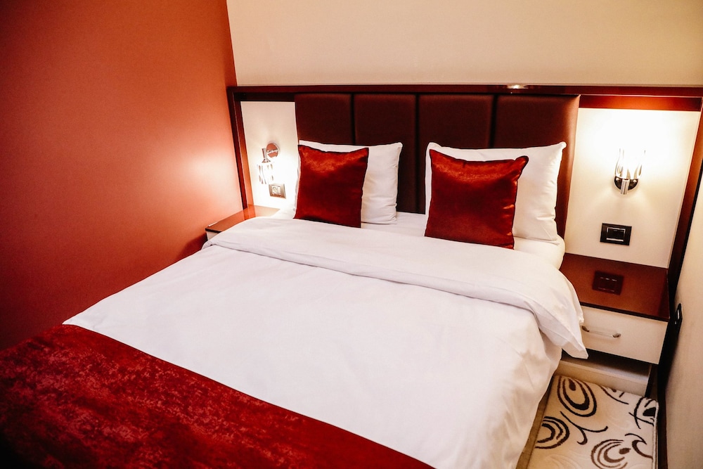 DELUXE CITY HOTEL 16/70