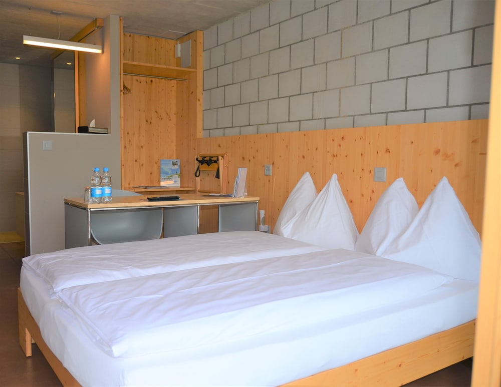 Comfort, Queen Bed