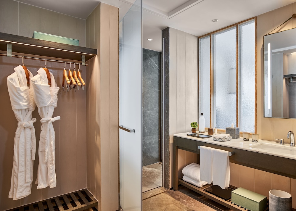 Suite, King Bed, Panoramic Ocean View, with Pool