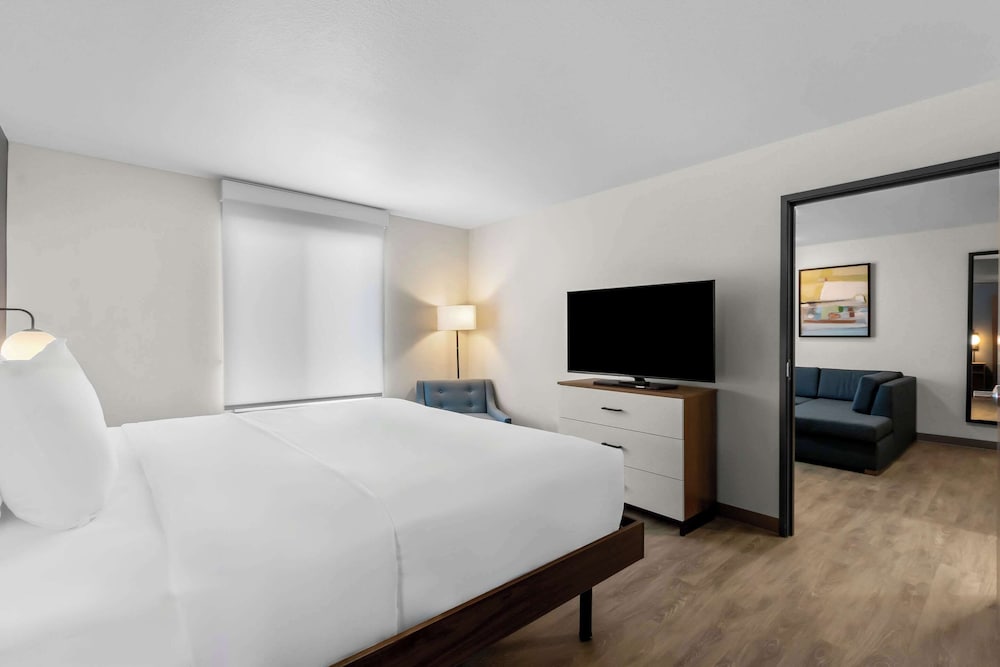 Everhome Suites Glendale Sports & Entertainment District 20/47
