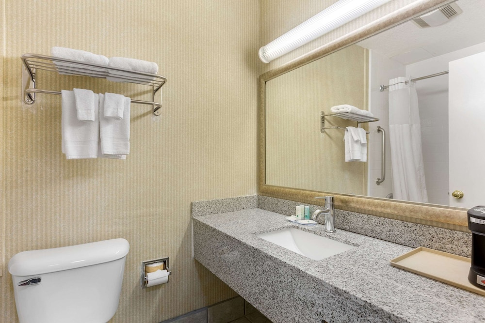 Quality Inn & Suites Oceanside Near Camp Pendleton 47/50