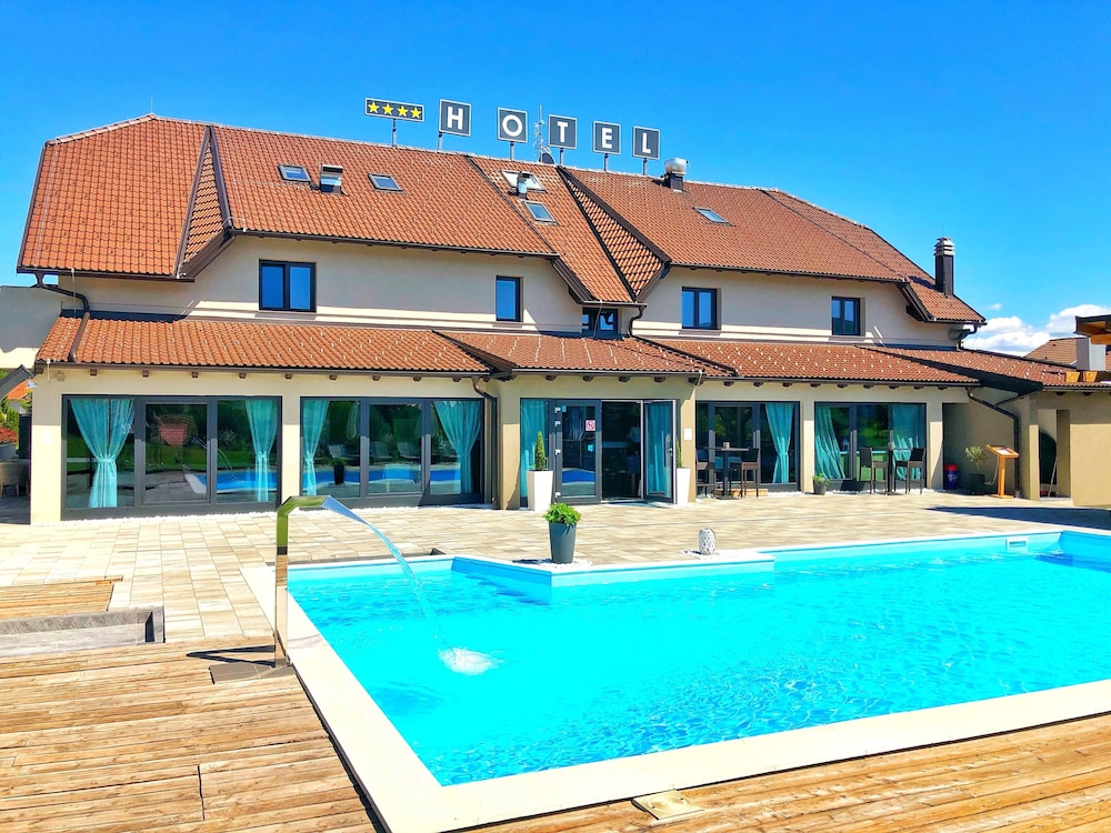 16 Lakes Hotel 2/68