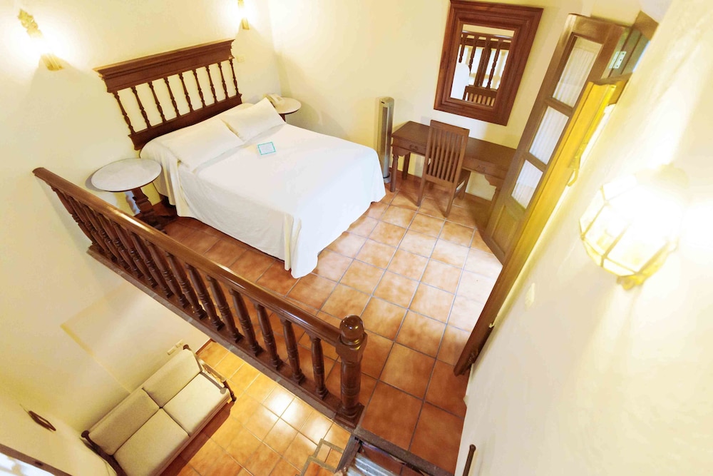 ROOM, DOUBLE BED