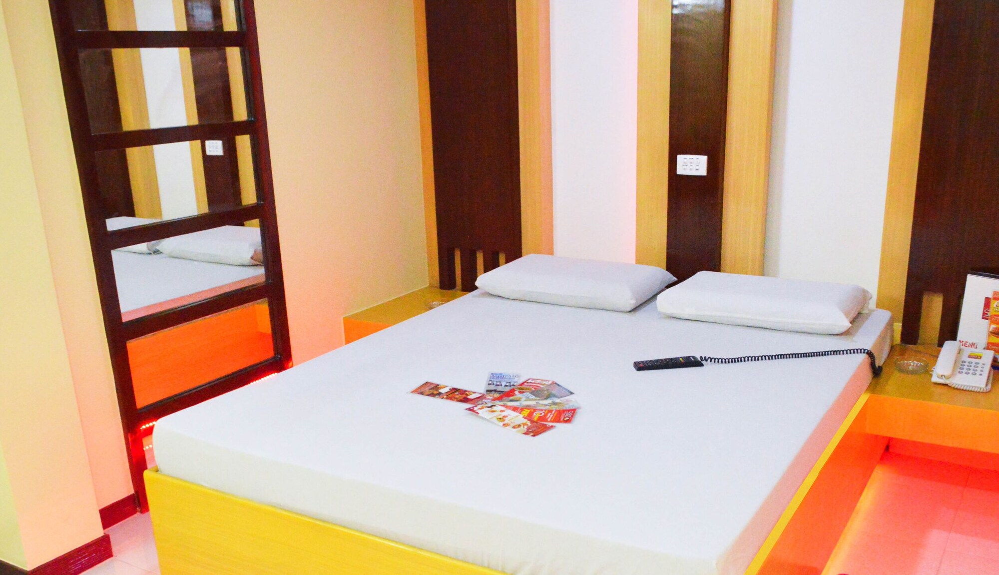 DELUXE, QUEEN BED