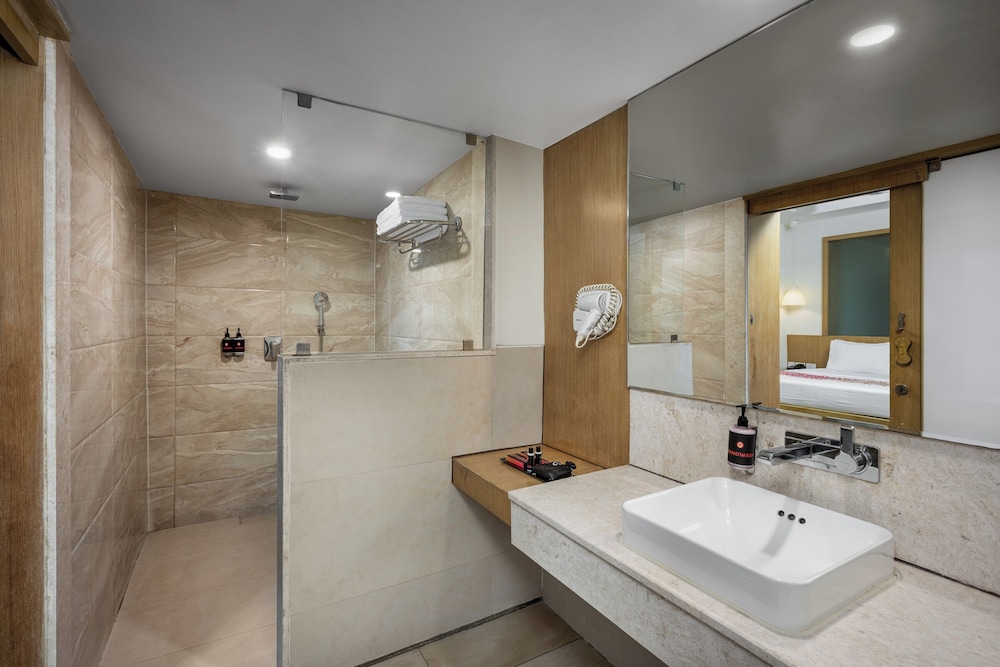 DLuxe Queen Room، Ginger Kochi Mg Road 2/3