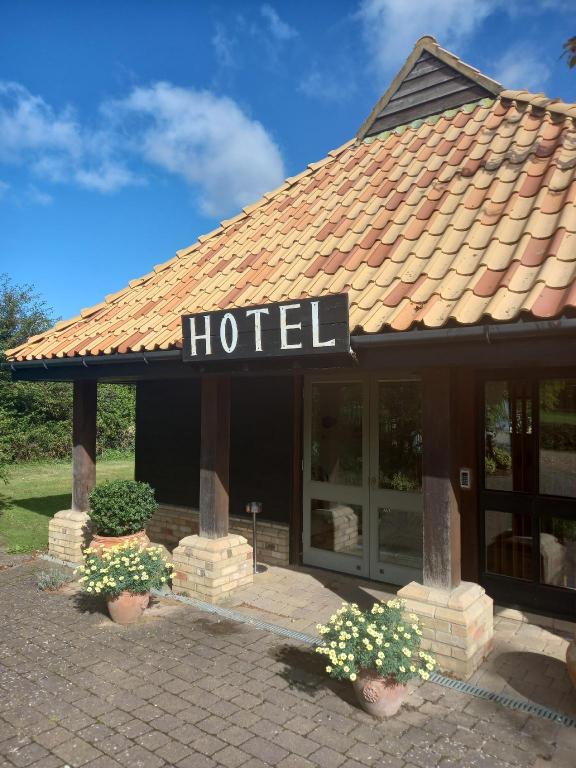 The Golden Ball Hotel 10/11