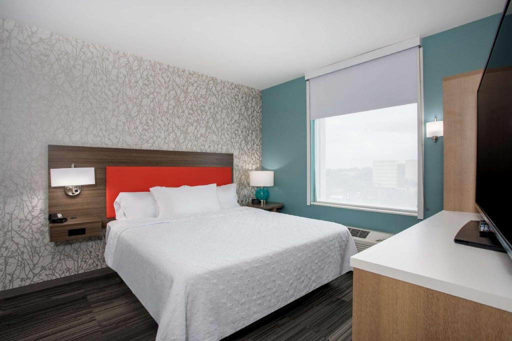 Suite, King Bed, Sofa, Accessible