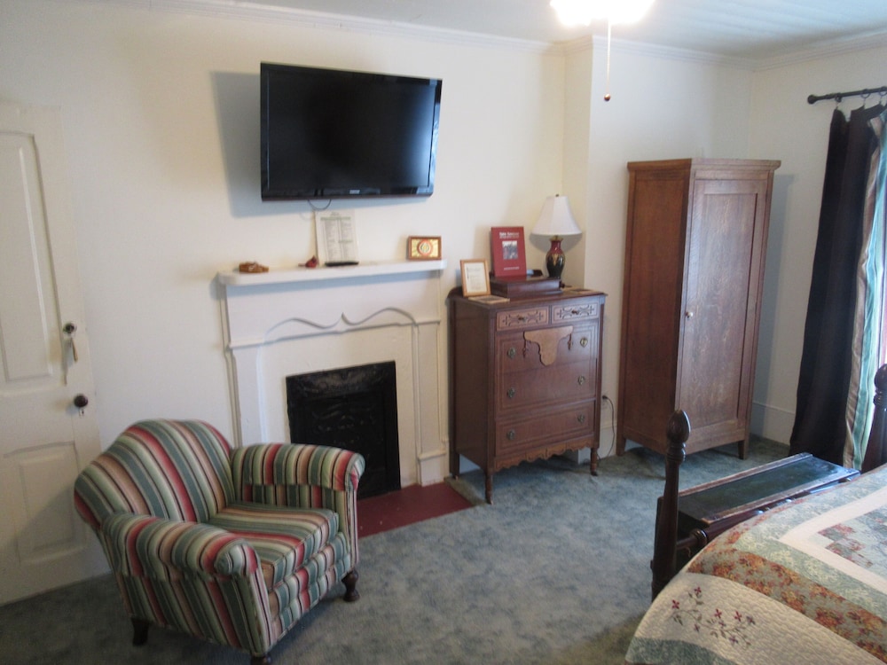 Carrier Houses Bed and Breakfast 40/60