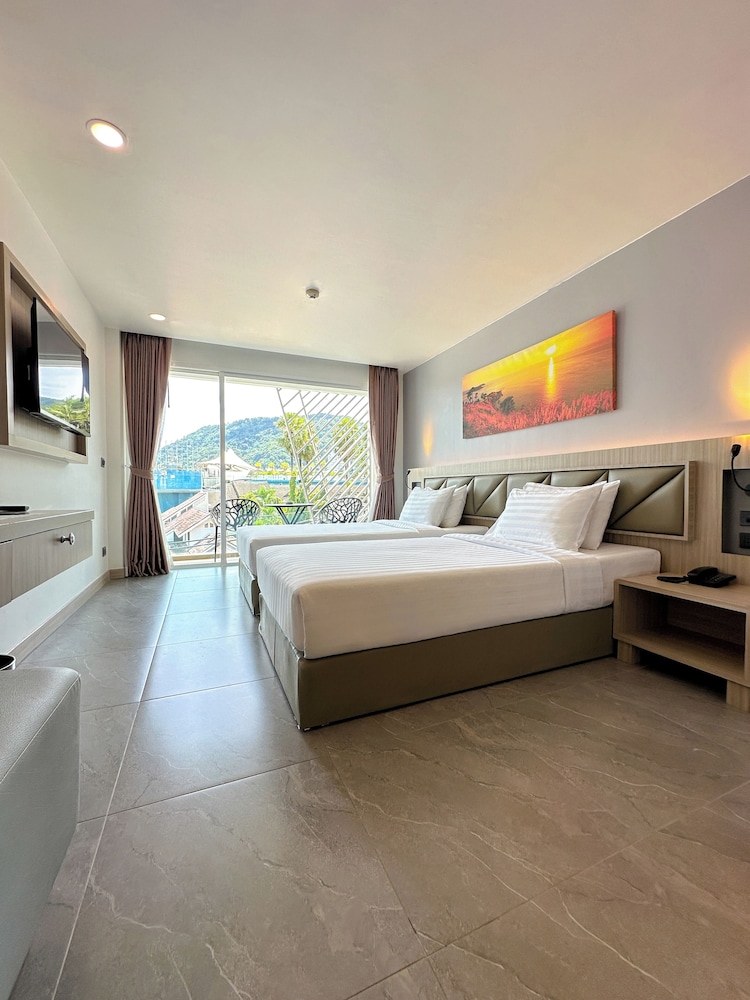 Deluxe Twin Balcony Mountain View 5/10