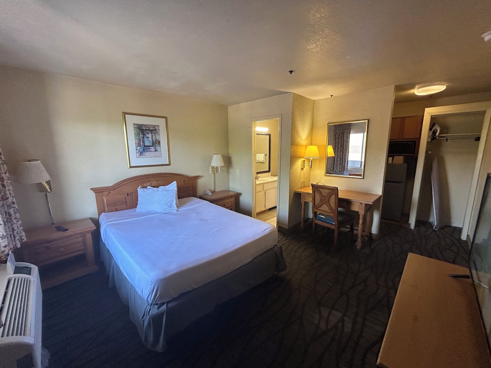 DELUXE, KING BED