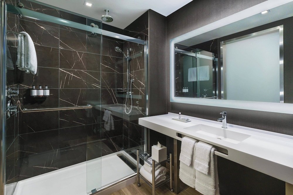 غرفة بسرير كينج بإطلالة على الجبل مع أريكة، AC Hotel Scottsdale North 3/10