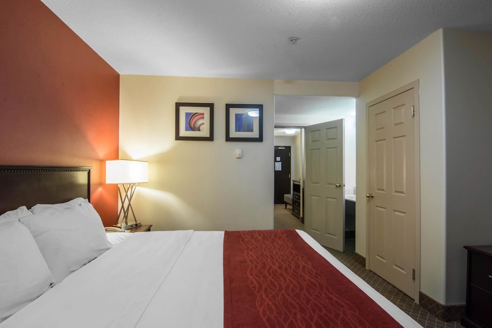 SUITE, QUEEN BED