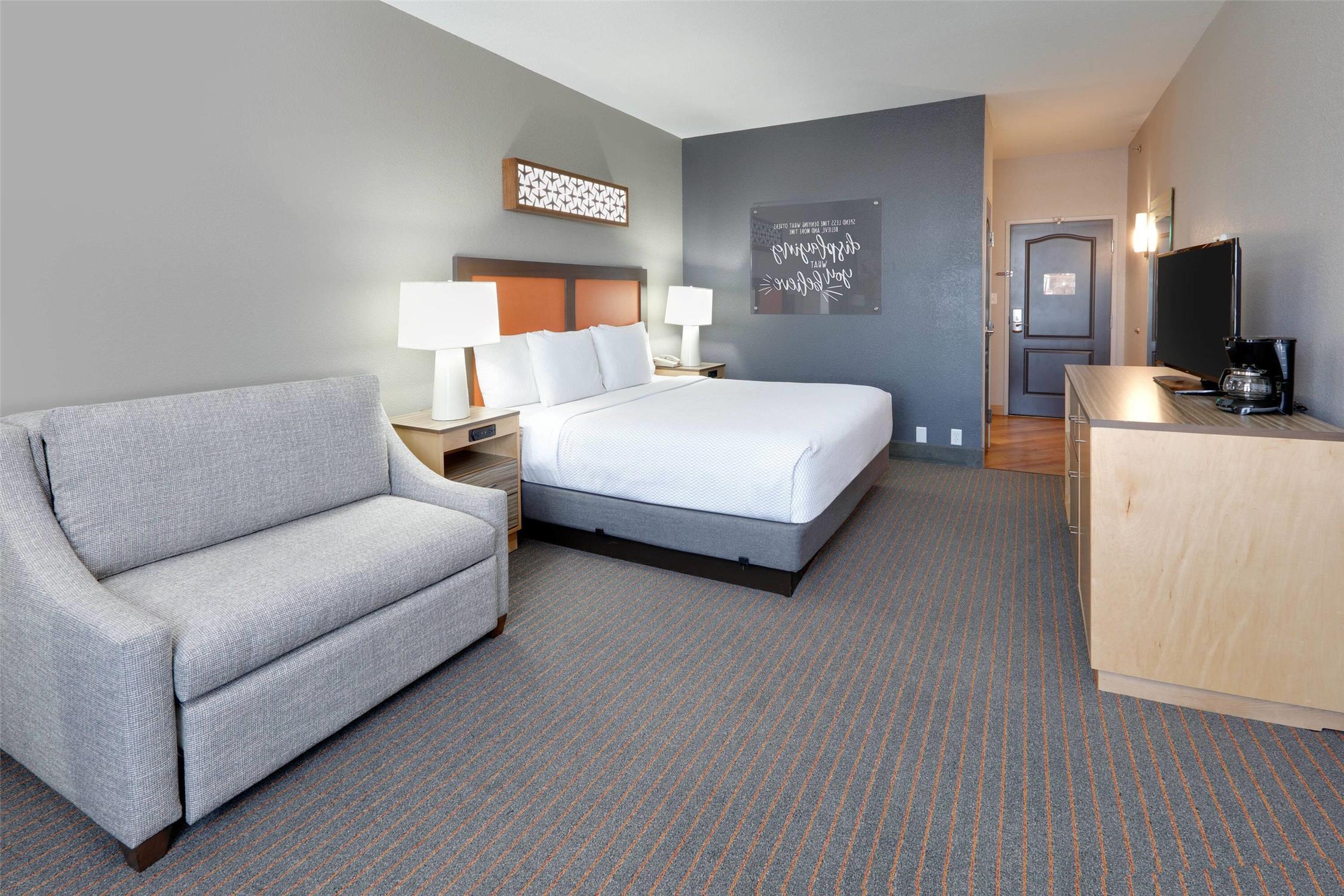 La Quinta Inn & Suites by Wyndham Dallas Love Field 7/22