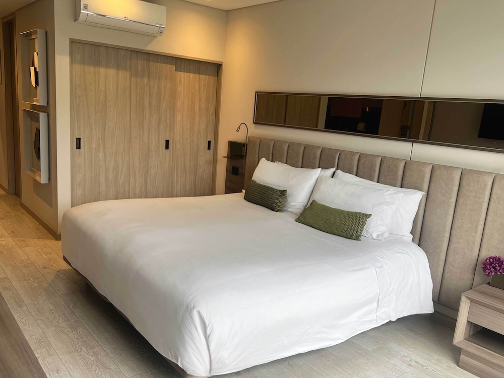 ROOM, KING BED
