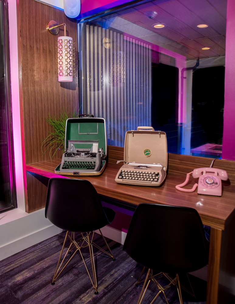 Hotel Zed Kelowna 33/43