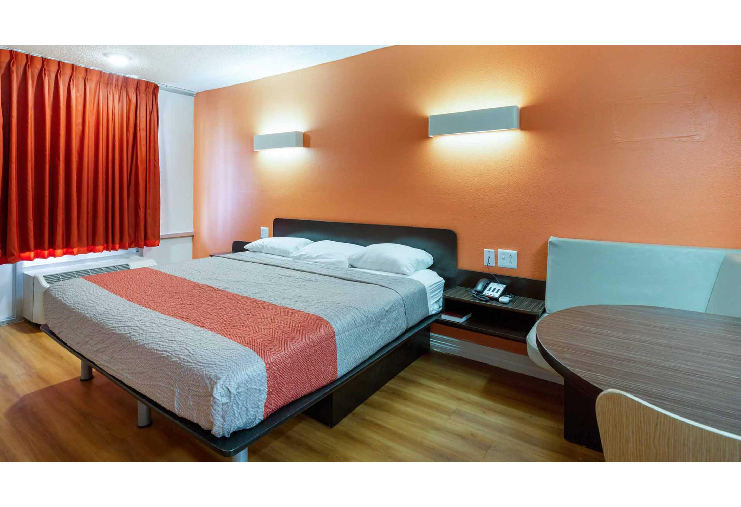 غرفة بسرير كينج لذوي الإعاقة، Motel6 Houston Tx East 3/5