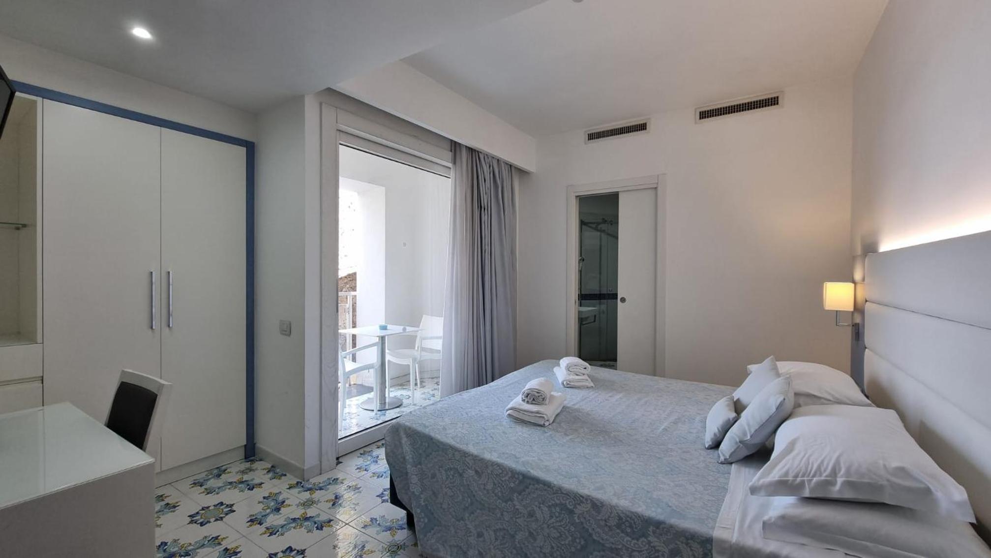 Room, Double or Twin Bed, Lateral Side Sea View