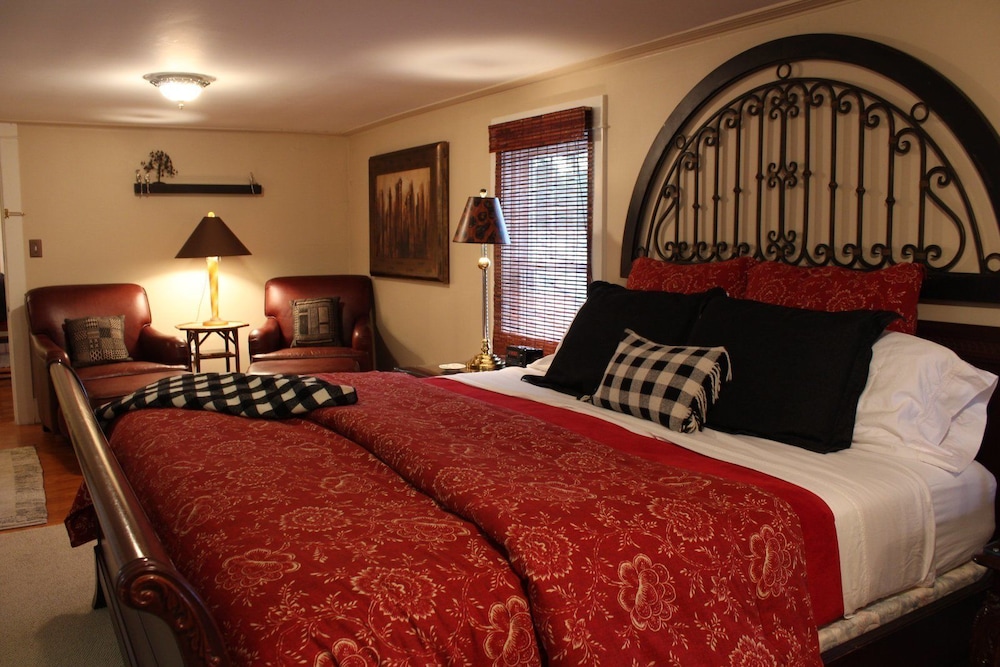 Rose, Suite, King Bed, Hill View, Private Bathroom