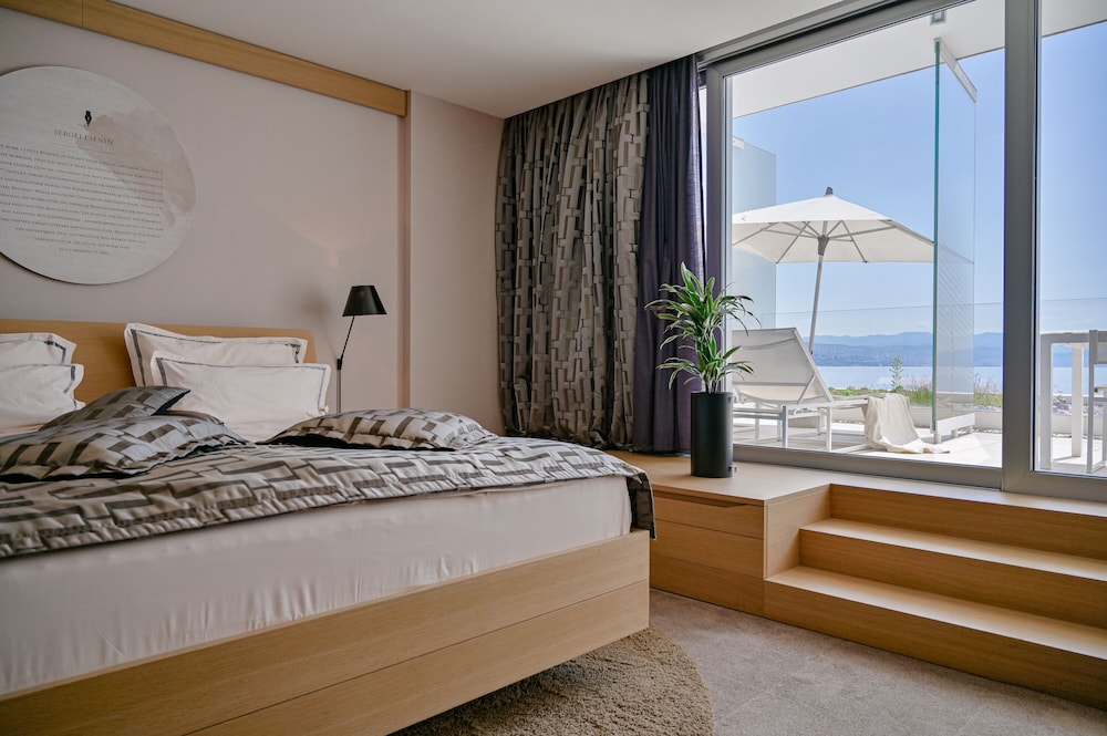SUPERIOR, KING BED, SEA VIEW, BALCONY