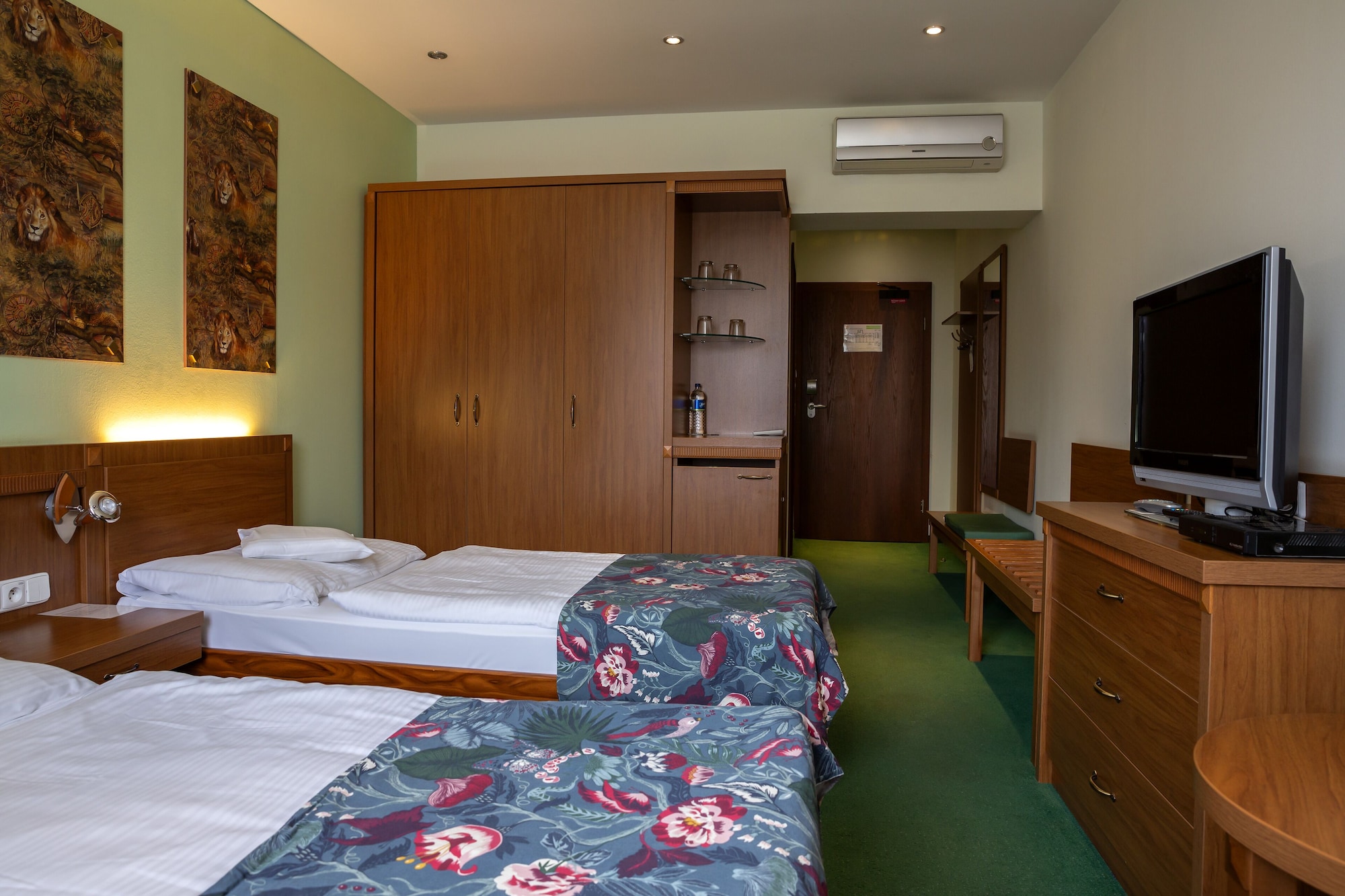 COMFORT, TWIN BEDS