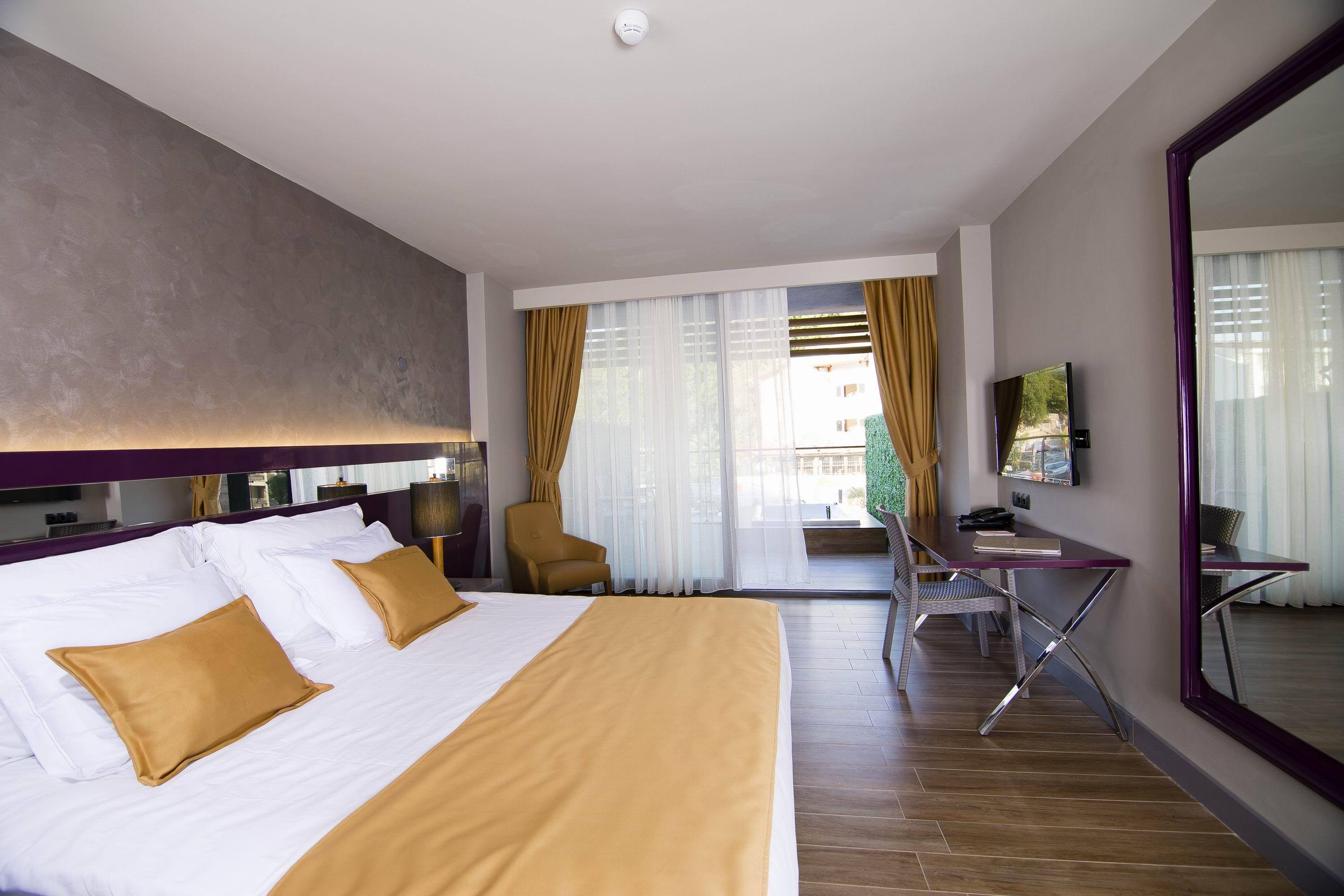 DELUXE, DOUBLE BED